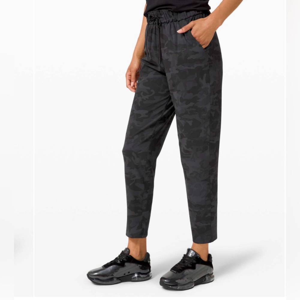 Lululemon Keep Moving Pant 7/8 High Rise in Camo Multi Grey Size 2